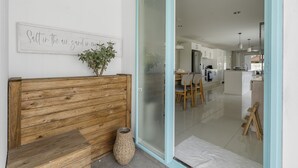 Apartment | Private kitchen - Spacious 4-bed House With Secure Parking (Brisbane)