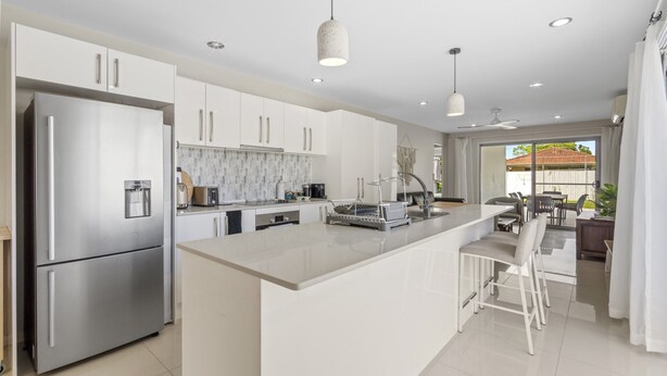 Apartment | Private kitchen - Spacious 4-bed House With Secure Parking (Brisbane)