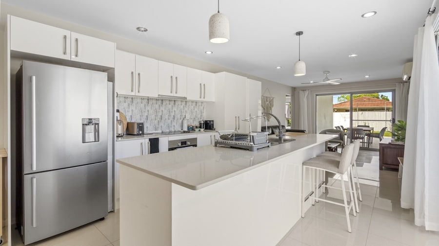 Spacious 4-bed House With Secure Parking