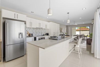 Spacious 4-bed House With Secure Parking