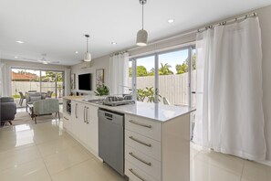 Apartment | Private kitchen - Spacious 4-bed House With Secure Parking (Brisbane)