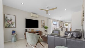 Apartment | Living room - Spacious 4-bed House With Secure Parking (Brisbane)
