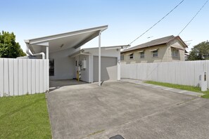 Apartment | Balcony - Spacious 4-bed House With Secure Parking (Brisbane)