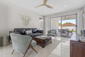 Apartment | Living room - Spacious 4-bed House With Secure Parking (Brisbane)
