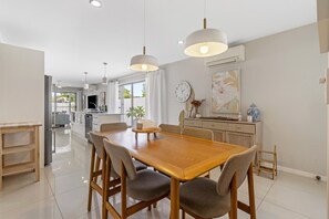 Apartment | Dining - Spacious 4-bed House With Secure Parking (Brisbane)
