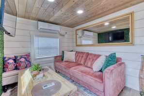 TV - Tiny Islands Resort – Aruba | Tropical Tiny Home with Loft, Fire Pit & Style (Blanco)