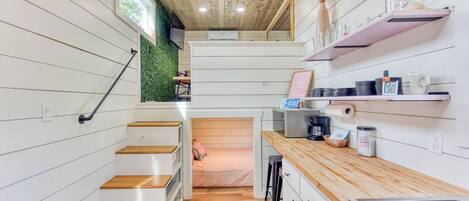 Een koelkast, een microgolfoven, een koffiezetapparaat/waterkoker