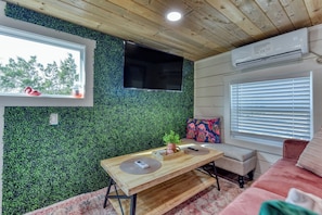TV - Tiny Islands Resort – Aruba | Tropical Tiny Home with Loft, Fire Pit & Style (Blanco)