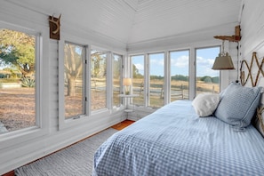 4 bedrooms, WiFi, bed sheets - Hill Country Ranch with Pool, Bunkhouse, Pickleball & Sunset Views (Johnson City)