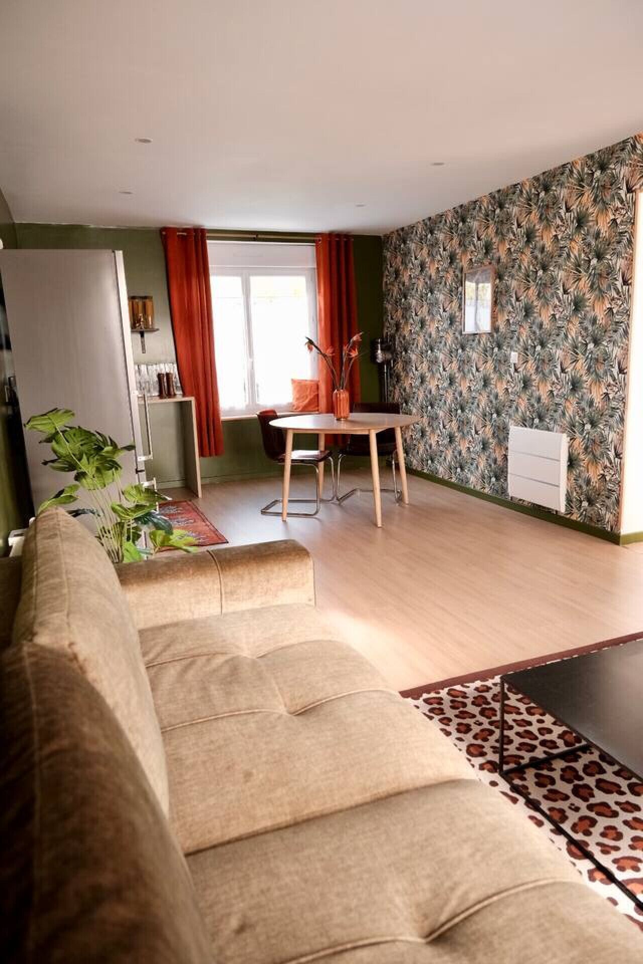 Een televisie en een stereo