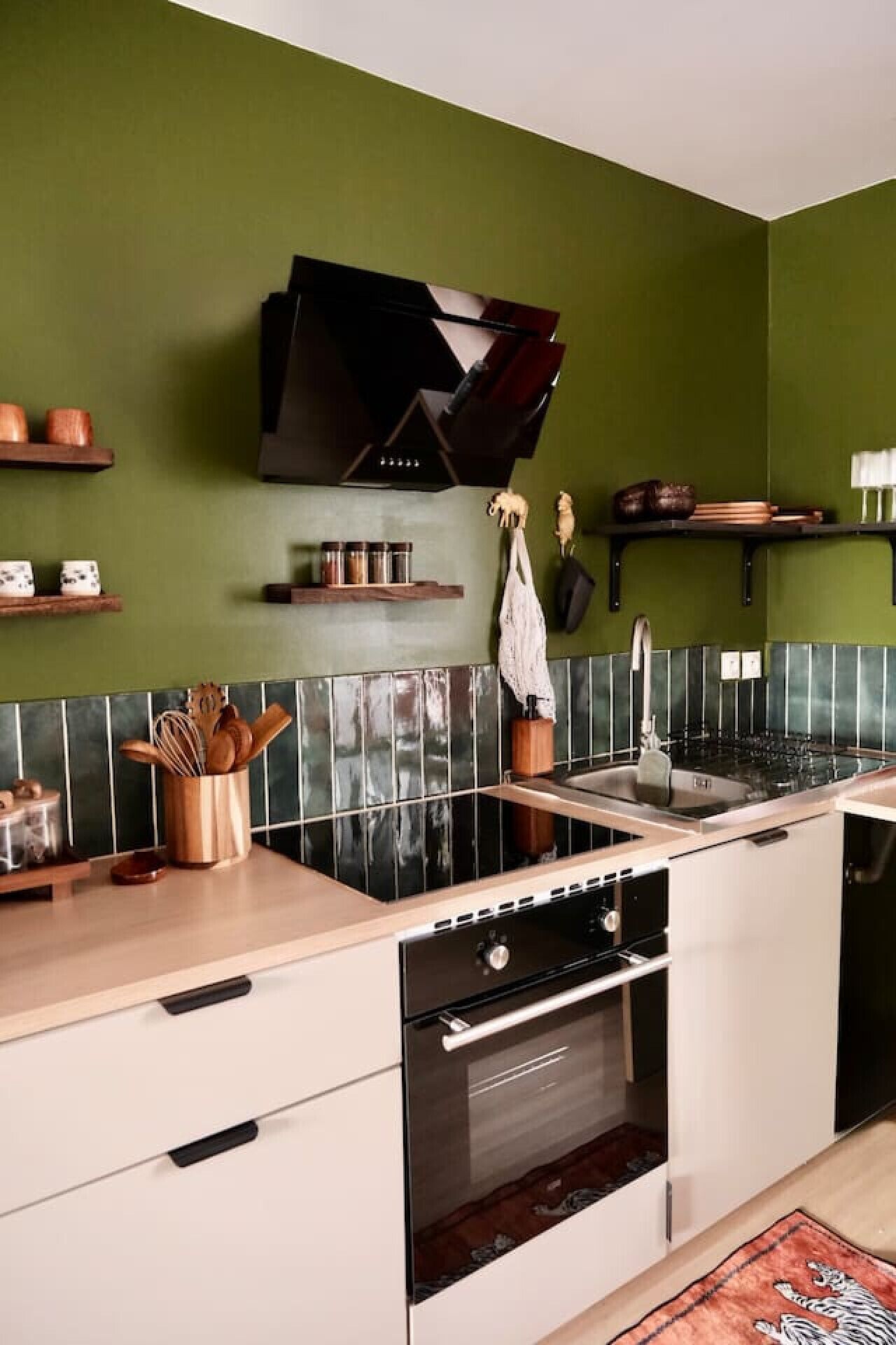 Réfrigérateur, four, cafetière/bouilloire, grille-pain