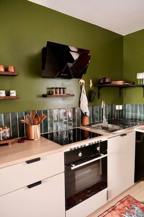 Geladeira, fogão, cafeteira/chaleira, torradeira