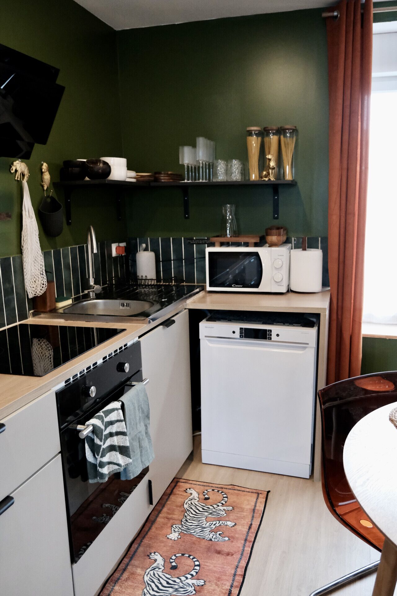 Frigorifero, forno, macchina per tè/caffè, tostapane