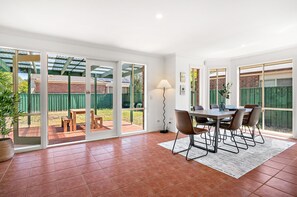 Dining - Comfortable Family Stay in Caroline Springs (Melbourne)