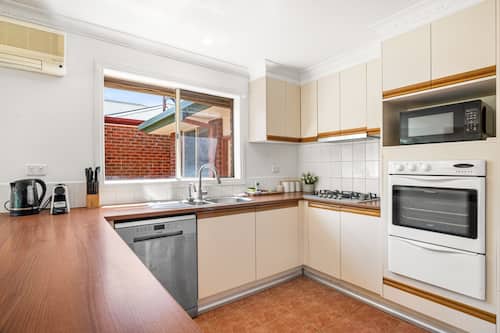 Apartment | Eigene Küche | Kochgeschirr/Geschirr/Besteck, Reinigungsartikel