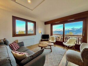TV - Stay in the mountains with stunning views (Combloux)