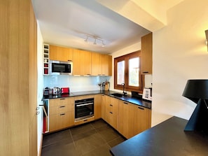 Wasserkocher mit Kaffee-/Teezubehör, Kühlschrank, Mikrowelle, Ofen