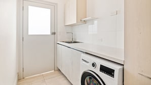 Unclassified image, 2 of 18, button - Light-filled House Close to Cafes and Parks (Melbourne)