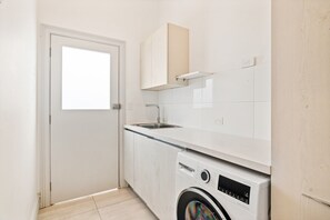Apartment | Bathroom - Light-filled House Close to Cafes and Parks (Melbourne)