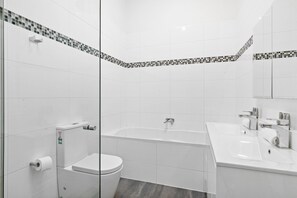 Apartment | Bathroom - Light-filled House Close to Cafes and Parks (Melbourne)