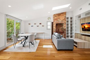 Apartment | Interior - Light-filled House Close to Cafes and Parks (Melbourne)
