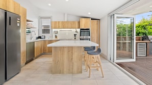 Unclassified image, 4 of 18, button - Light-filled House Close to Cafes and Parks (Melbourne)