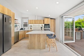 Apartment | Living room - Light-filled House Close to Cafes and Parks (Melbourne)