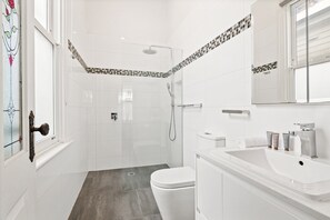 Bathroom - Light-filled House Close to Cafes and Parks (Melbourne)