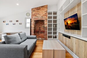 Apartment | Living room - Light-filled House Close to Cafes and Parks (Melbourne)