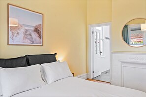 4 bedrooms, laptop workspace, bed sheets - Light-filled House Close to Cafes and Parks (Melbourne)