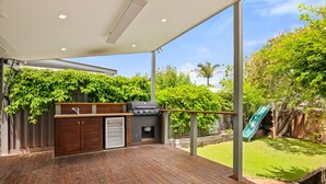 Unclassified image, 3 of 18, button - Light-filled House Close to Cafes and Parks (Melbourne)