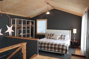 1 bedroom, free WiFi, bed sheets - Stunning 2-story cabin retreat with AC on a tranquil ocean bay (Lubec)