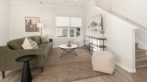 TV, offices - The Encore - 2 mi to Amp - 1 mi to Promenade (Rogers)