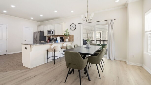 Dining - The Encore - 2 mi to Amp - 1 mi to Promenade (Rogers)