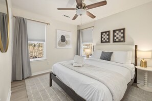 4 bedrooms, iron/ironing board, WiFi, bed sheets - The Encore - 2 mi to Amp - 1 mi to Promenade (Rogers)
