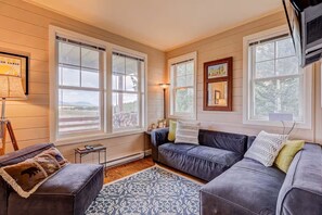 Smart TV, books - New Listing! National Forest Access + Hot Tub | Continental Divide | Deck (Fairplay)