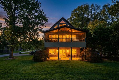 Rock & Roll Riverhouse | Pool | Mins to Louisville