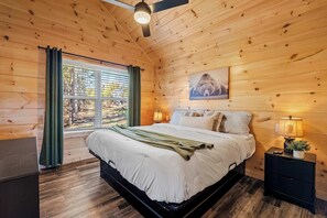 6 bedrooms, iron/ironing board, travel cot, WiFi - Large Group Near Dollywood | 2 Cabins, 2 Hot Tubs (Pigeon Forge)