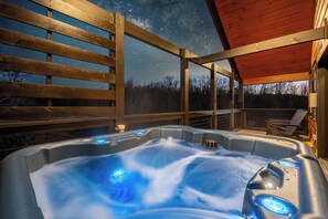 Outdoor spa tub - Modern Pigeon Forge Cabin | Hot Tub, Game Loft (Pigeon Forge)
