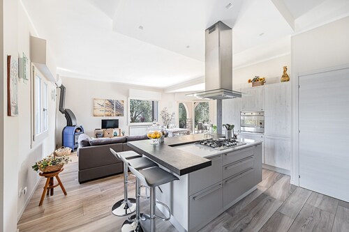 Villa Daniela with swimming pool and lake view