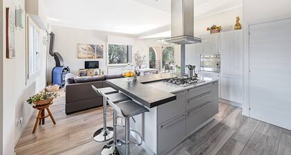 Villa Daniela with swimming pool and lake view