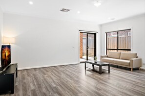 Apartment | Living room - Spacious 4-bed Home With Private Outdoor Area (Melbourne)