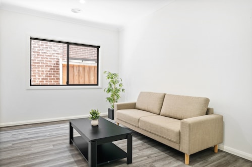 スペーシャス 4ベッド ホーム ウィズ プライベート アウトドア エリア