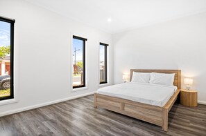 4 bedrooms, bed sheets - Spacious 4-bed Home With Private Outdoor Area (Melbourne)