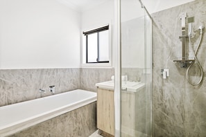 Bathroom - Spacious 4-bed Home With Private Outdoor Area (Melbourne)