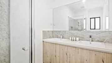 Apartment | Bathroom | Towels