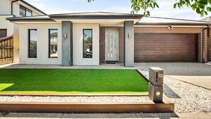 Unclassified image, 3 of 16, button - Spacious 4-bed Home With Private Outdoor Area (Melbourne)