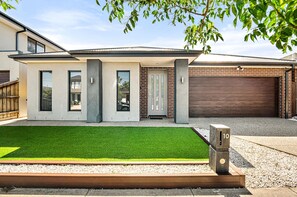 Reception - Spacious 4-bed Home With Private Outdoor Area (Melbourne)
