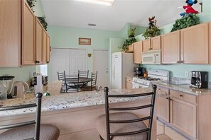 Fridge, microwave, oven, stovetop - 1589Pool House 4bd Villa with game room (Kissimmee)