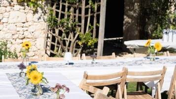 House | Tempat makan luar